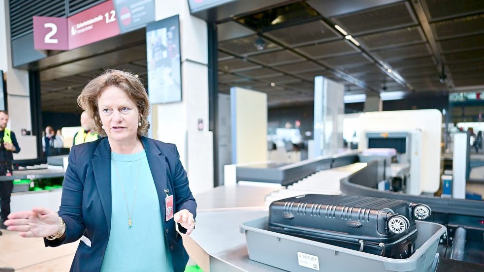 Flughafenchefin Aletta von Massenbach stellt neue CT-Scanner am Flughafen BER vor. Foto: Sebastian Christoph Gollnow/dpa