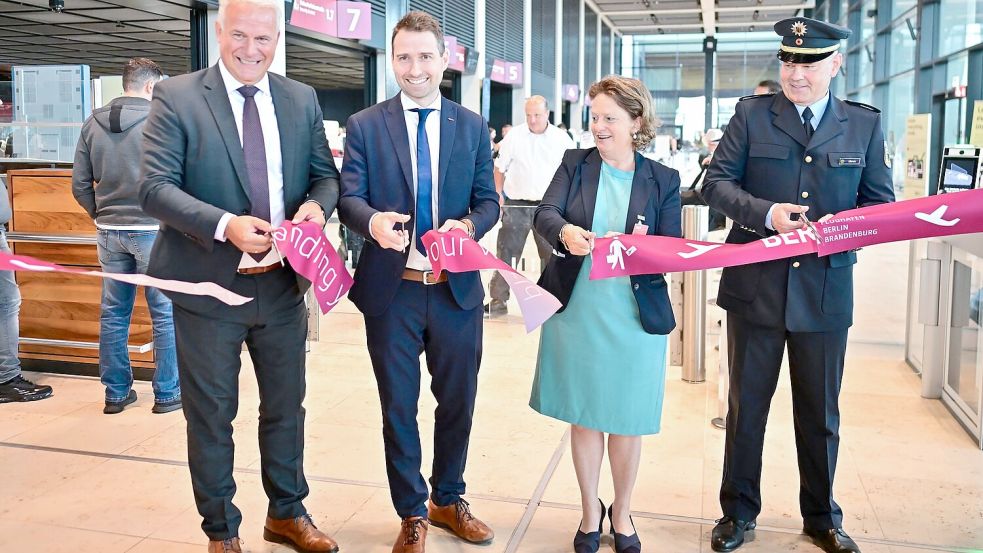 Vier neue Scanner wurden am BER eingeweiht. Sie machen die Abfertigung von Passagieren deutlich leichter. Foto: Sebastian Christoph Gollnow/dpa