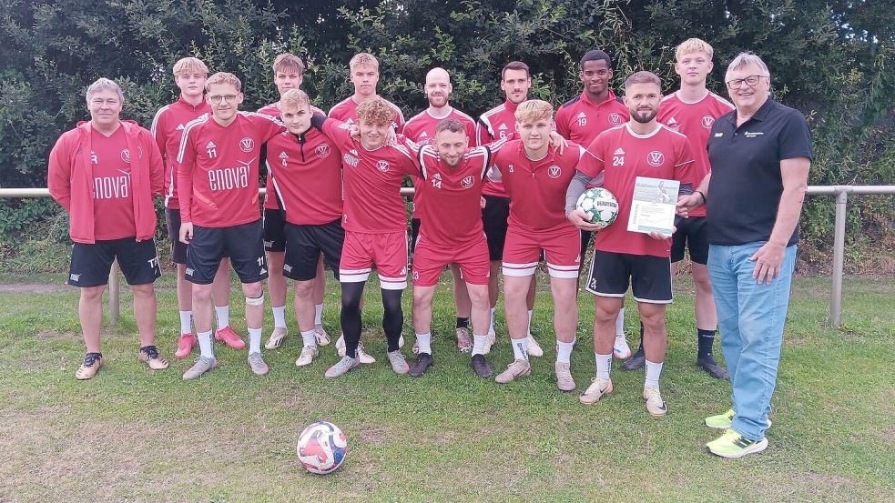 Winfried Neumann (rechts) schaute beim Training des TV Bunde vorbei und überreichte TV-Kapitän Markus Winkler einen Ball und eine Urkunde für die Fair-Play-Geste des Monats. Foto: Privat