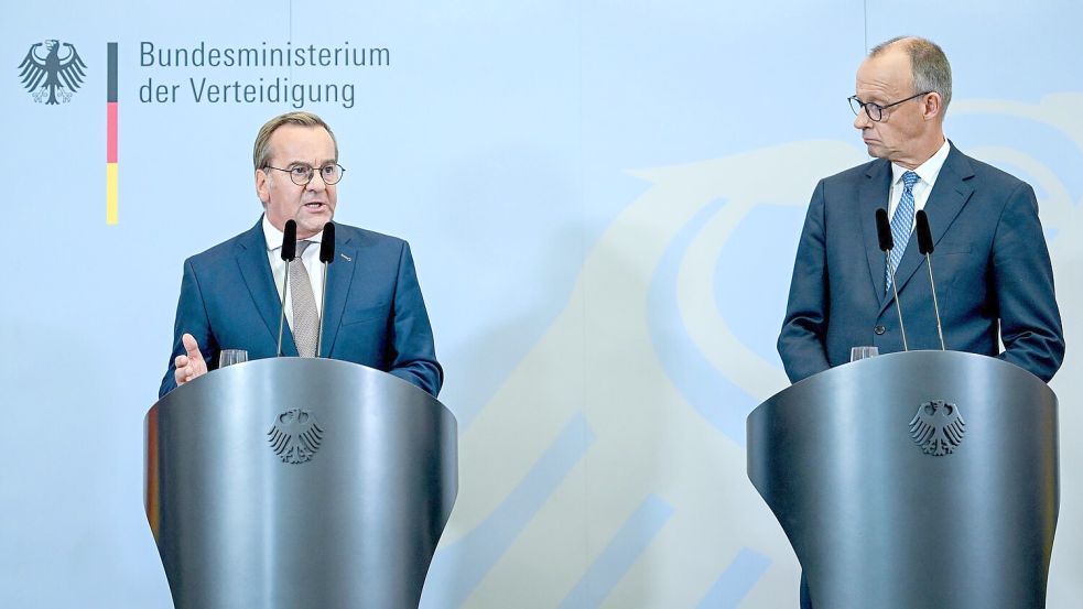 Pistorius und Merz bei ihrer Pressekonferenz nach der Kabinettssitzung im Bendlerblock. Foto: Britta Pedersen/dpa