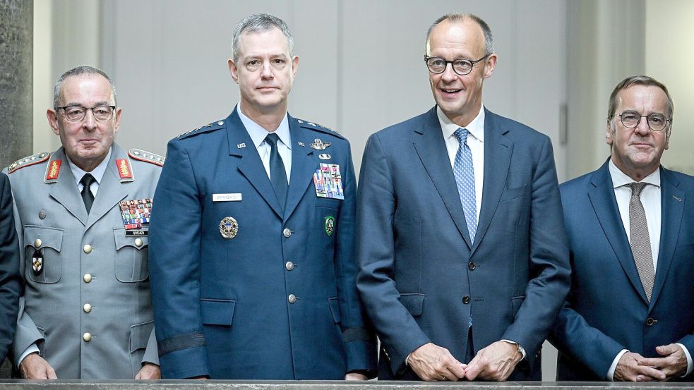 Generalinspekteur Carsten Breuer, Generalleutnant Alexus Grynkewich, Bundeskanzler Friedrich Merz (CDU) und Bundesverteidigungsminister Boris Pistorius (SPD) trafen sich zur Kabinettssitzung im Bendlerblock des Bundesministeriums der Verteidigung. Foto: dpa/Britta Pedersen