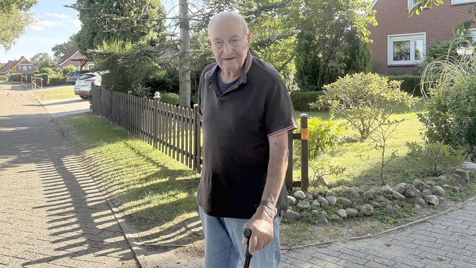 Walter Mertins steht am Ende seiner Auffahrt. Weiter geht er momentan nicht. Foto: Lars Löschen