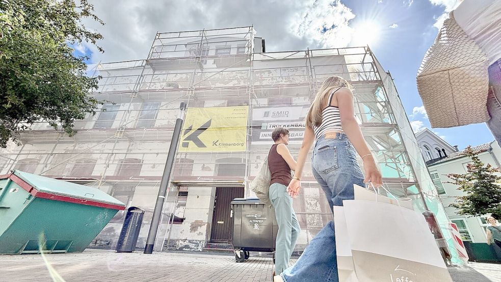 An Baustellen darf in den meisten Fällen Werbung für die Bauunternehmen hängen. Foto: Klaus Ortgies