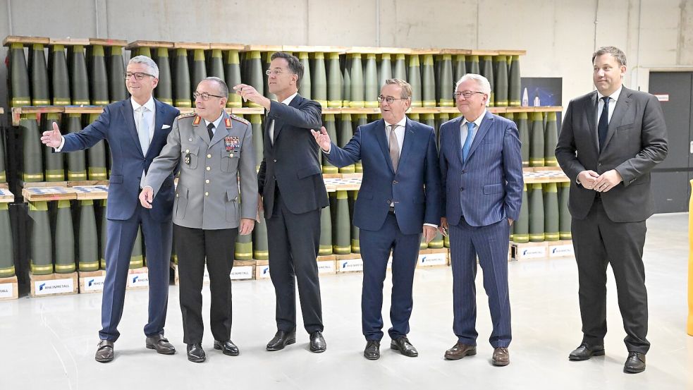 Sie kann bis zu 40 Kilometer weit geschossen werden: Artilleriemunition von Rheinmetall. Foto: Julian Stratenschulte/dpa