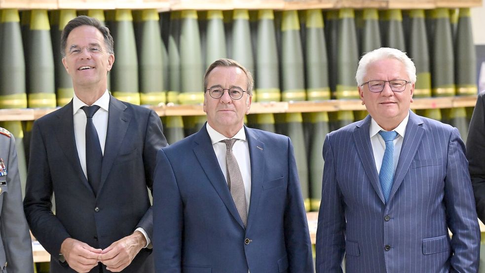 Nato-Generalsekretär Mark Rutte, Verteidigungsminister Boris Pistorius und Rheinmetall-Chef Armin Papperger. Foto: Julian Stratenschulte/dpa