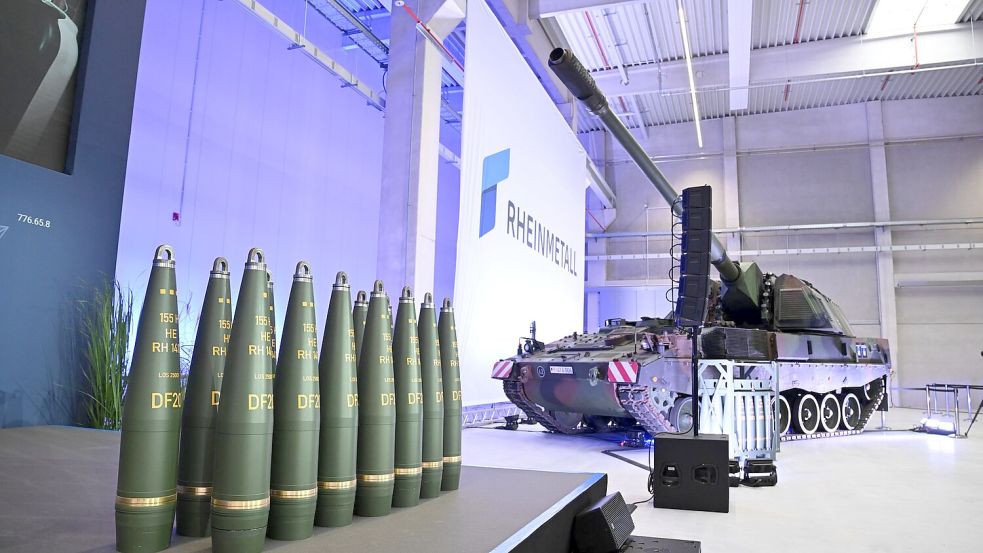 155-Millimeter-Munition vor einer Panzerhaubitze 2000, mit der solche Geschosse verschossen werden. Foto: Julian Stratenschulte/dpa
