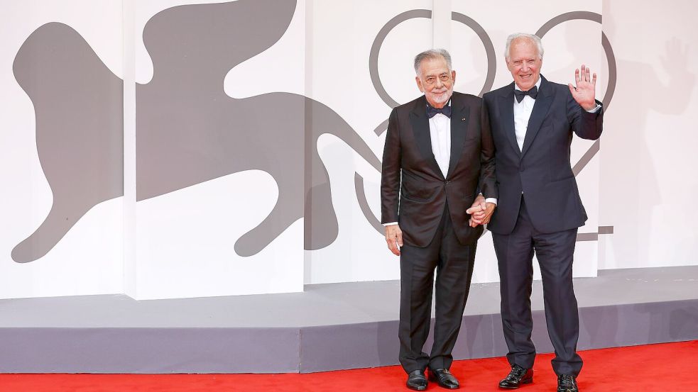Francis Ford Coppola (l) und Werner Herzog auf dem roten Teppich. Foto: Mickael Chavet/ZUMA Press Wire/dpa