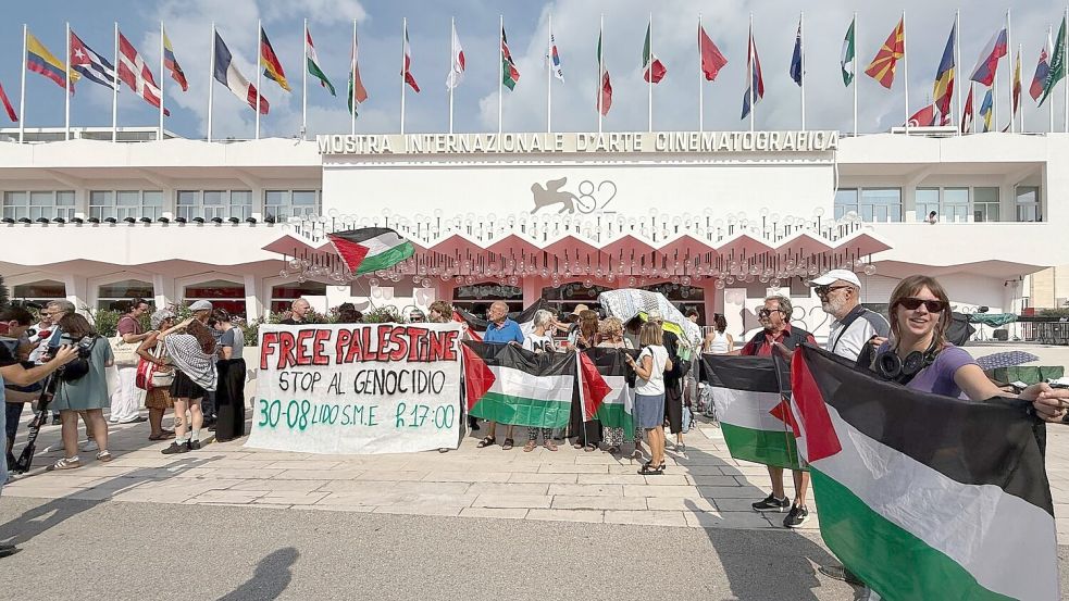 Propalästinensische Demonstranten vor dem Palazzo del Cinema. Foto: Christoph Sator/dpa