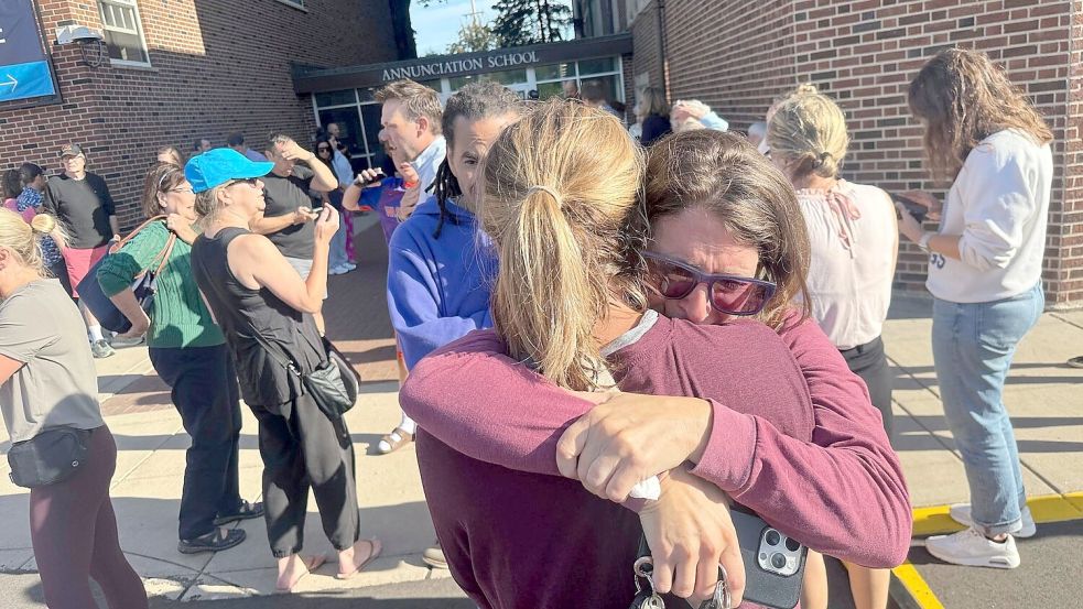 Kinder und Erwachsene sind schockiert nach den tödlichen Schüssen an der Schule. Foto: Richard Tsong-Taatarii/Star Tribune/AP/dpa