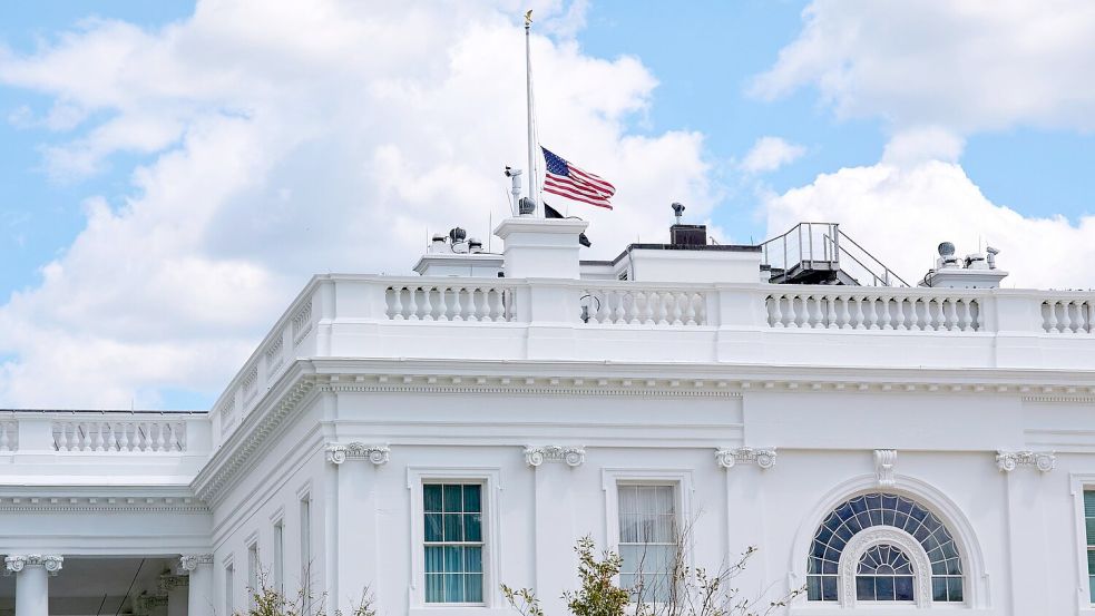 Der US-Präsident hat die amerikanische Flagge als Trauerbekundung auf halbmast setzen lassen. Foto: Jacquelyn Martin/AP/dpa