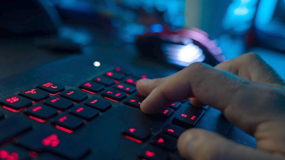 Online-Kriminelle setzten den KI-Chatbot Claude bereits mehrfach für verschiedene Attacken ein, berichtete die Entwicklerfirma Anthropic. (Symbolbild) Foto: Nicolas Armer/dpa