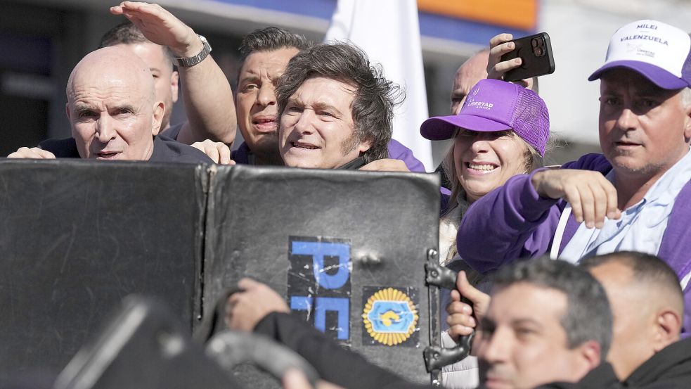 Auf den argentinischen Regierungschef Javier Milei, hier bei einer Fernsehansprache im August, ist offenbar bei einer Wahlkampfveranstaltung mit Flaschen und Steinen geworfen worden. Foto: dpa/AP/Natacha Pisarenko