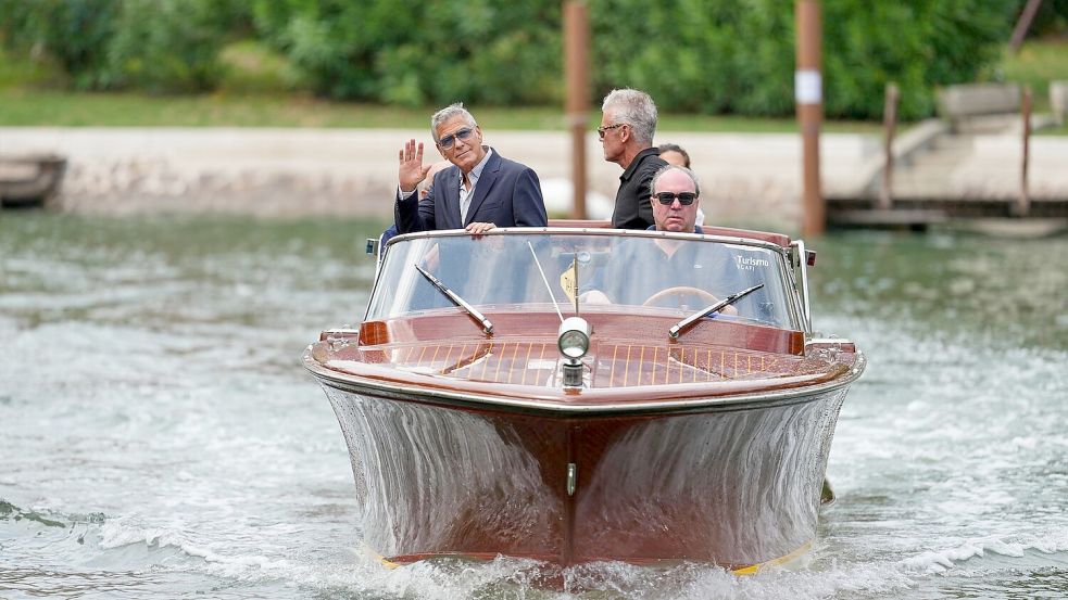 George Clooney am Mittwoch bei der Ankunft im Wassertaxi. Foto: Scott A Garfitt/Invision/AP/dpa