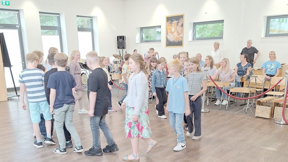 Kinder und Erwachsene musizieren gemeinsam beim Konzert im Orff-Studio in Steenfelde. Foto: Gemeinde Westoverledingen/Beening