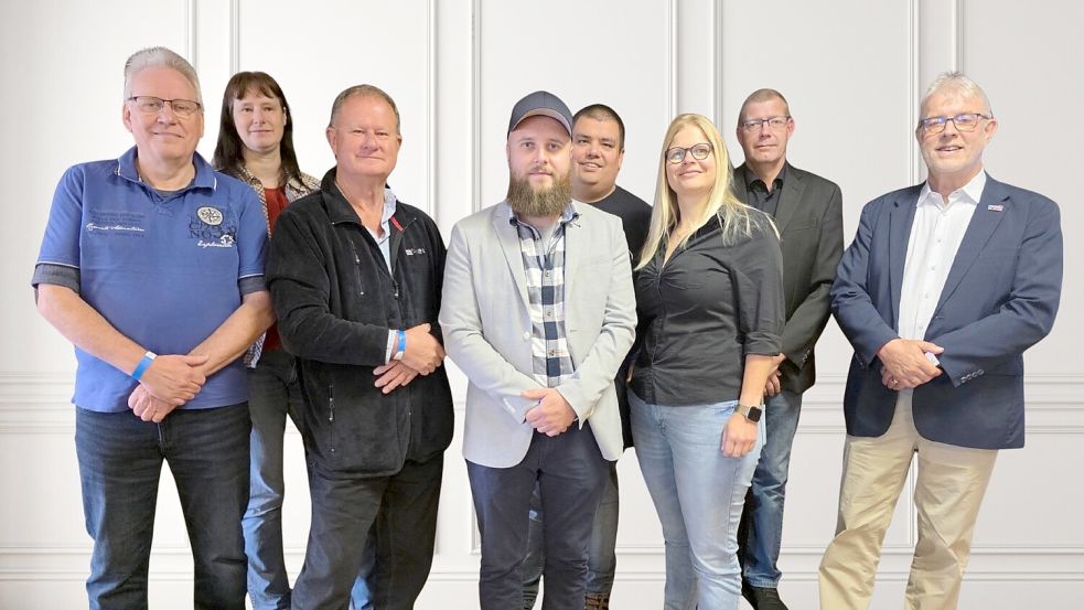 Der Vorstand des AfD-Ortsverbandes Saterland-Barßel (von links): Andreas Sprock (Beisitzer), Karin Rosendahl (Schriftführerin), Michael Bernhardt (Beisitzer), Matthias Radtke (1. Vorsitzender), Mark Cole (Schatzmeister), Karin Kruse (Beisitzerin), Heiner Kruse (2. Vorsitzender) und Kreisvorsitzender Josef Kruse, der die Gründungsversammlung eröffnete. Foto: AfD