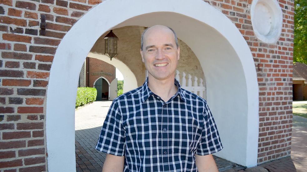 Drei Jahre nach seiner Ordination in der Hoffnungskirche Rhauderfehn wird Pastor Matthias Bokelmann an diesem Sonntag, 31. August 2025, in einem Gottesdienst in der Kirche zu Rhaude durch Superintendent Thomas Kersten in sein Amt eingeführt. Foto: Astrid Fertig