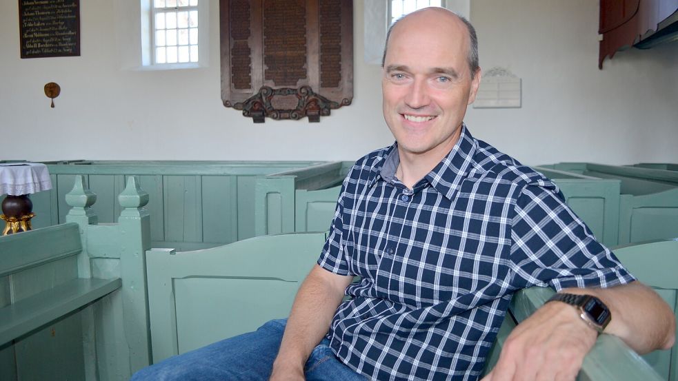 Der 44-jährige Westfale ist mit seiner Familie in den Südkreis Leer gekommen, um zu bleiben. Nach einer Tätigkeit im Rheiderland zog Matthias Bokelmann im Juli 2023 nach Rhauderfehn. Hier betreut er für die Dreieinigkeits-Kirchengemeinde Rhauderfehn den Pfarrbezirk Rhaude-Holte-Rhaudermoor. Foto: Astrid Fertig
