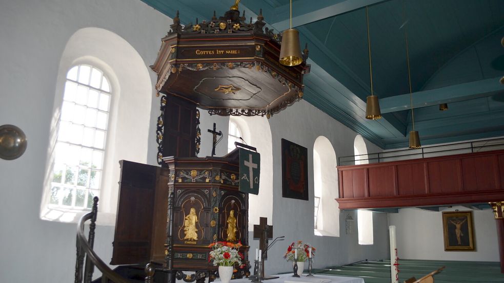Die mittelalterliche Wehrkirche in Rhaude gehört ebenfalls zum Pfarrbezirk, die von Pastor Matthias Bokelmann betreut werden. Foto: Astrid Fertig