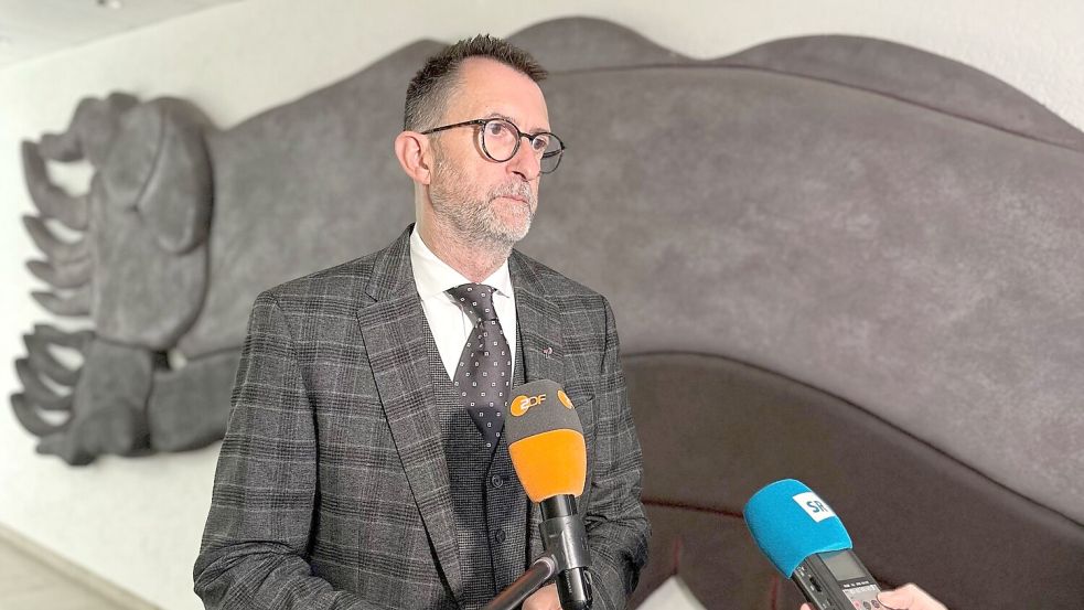 Der saarländische Innenminister Reinhold Jost (SPD) zeigte sich nach der Sitzung des Innen- und Justizausschusses noch immer geschockt von der Gewalttat in Völklingen, bei der ein Polizist erschossen wurde. Foto: Katja Sponholz/dpa