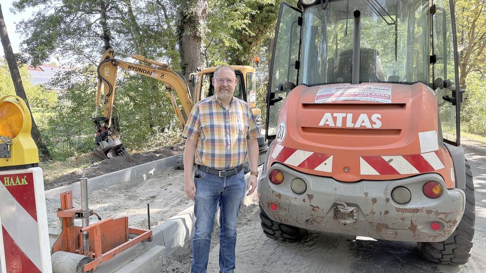 Saterlands Bürgermeister Thomas Otto erklärte auf der Baustelle, welche Maßnahmen umgesetzt werden. Foto: Horst Kruse