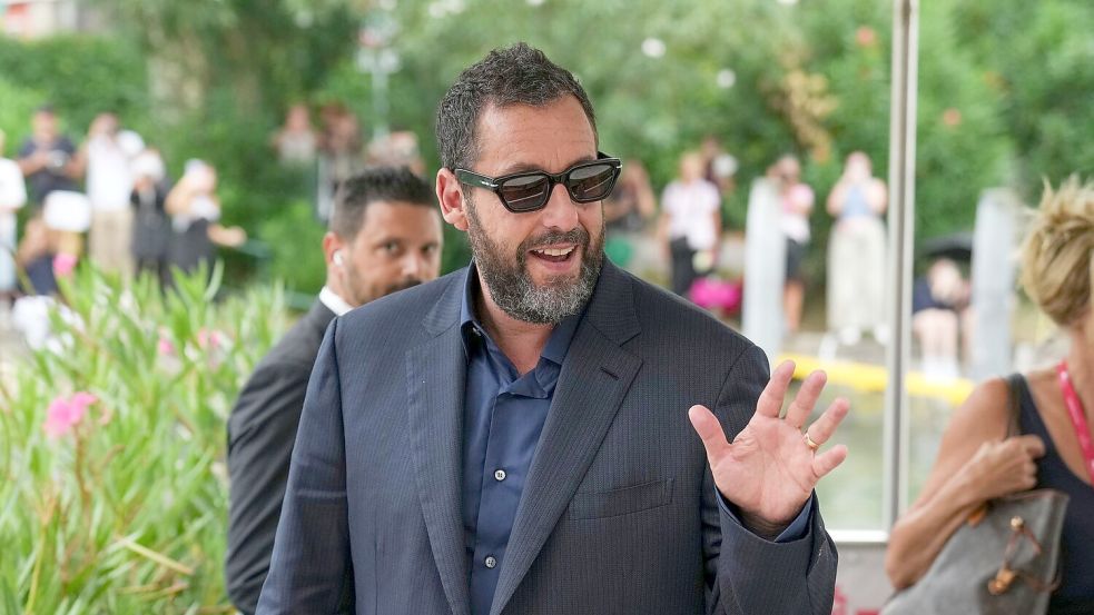 Adam Sandler spielt in „Jay Kelly“ an der Seite von Clooney. Foto: Alessandra Tarantino/Invision/AP/dpa