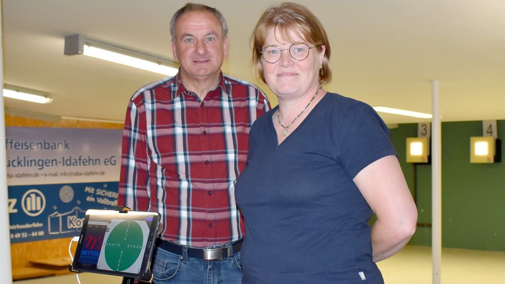 Die Vorsitzende Silke Busboom und Schriftführer Klaus de Boer stehen im Schießstand in Idafehn. Fotos: Henrik Zein