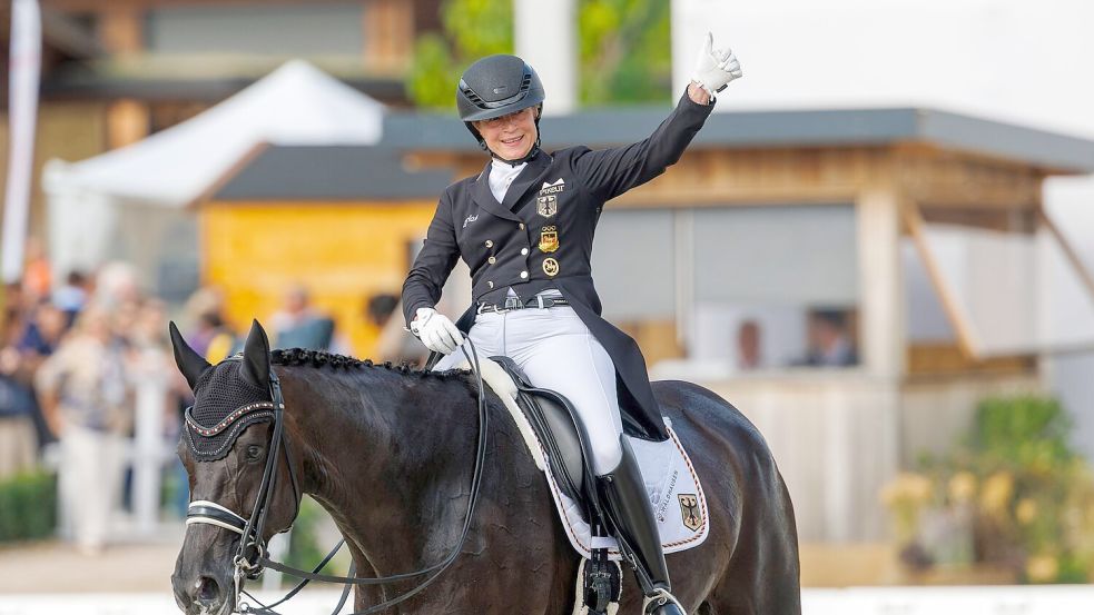 Isabell Werth freut sich auf ihrem Pferd Wendy über ihre gelungene Kür. Foto: Stefan Lafrentz/dpa