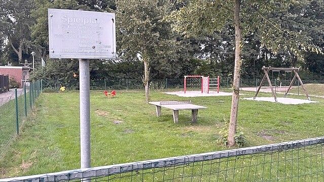 Nach Ansicht von Anwohnern ist der Spielplatz an der Leipziger Straße in Völlenerfehn trostlos. Die Fläche soll jetzt zu einem Mehrgenerationenspielplatz umfunktioniert werden. Foto: Ammermann