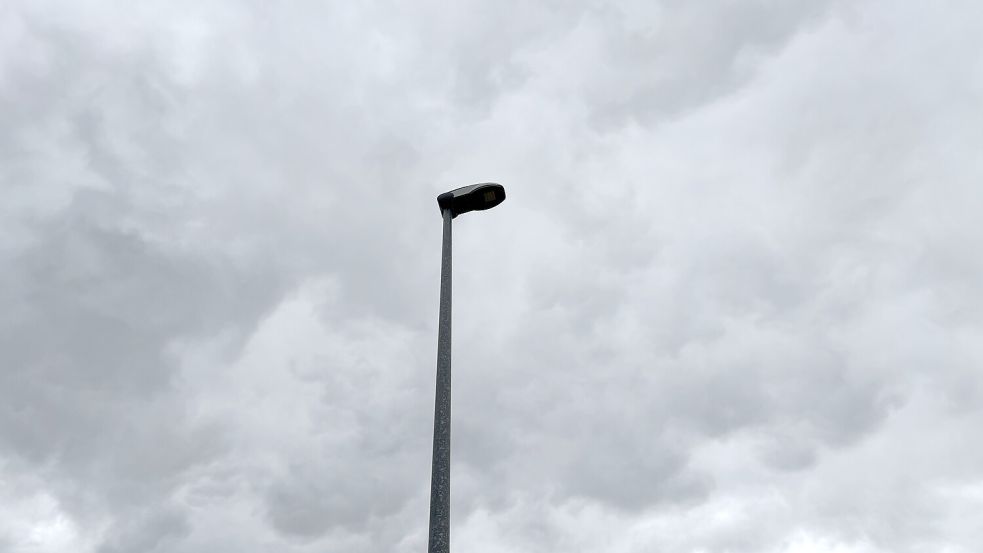 Schaden behoben: Es ist Tag und die Laternen brennen nicht. Foto: Oliver Bär