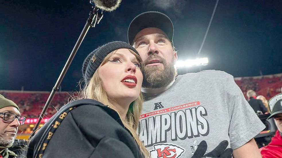 Sängerin Taylor Swift und Football-Star Travis Kelce wollen heiraten. Die Veltins-Arena auf Schalke bietet ihnen dafür die hauseigene Kapelle an. (Archivbild) Foto: Emily Curiel/Ecuriel@kcstar.Com/TNS via ZUMA Press Wire/dpa
