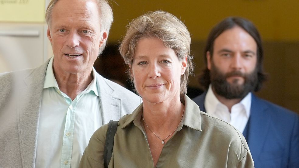 Eine erschöpfte Christina Block und ihr mitangeklagter Partner Gerhard Delling (l.) sowie ihr Pflichtverteidiger Ingo Bott verlassen am fünften Verhandlungstag den Verhandlungssaal. Foto: dpa/Marcus Brandt