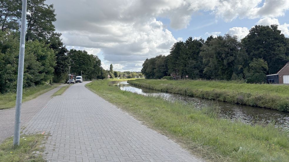 Blick in die entgegengesetzte Richtung: Die Uferstraße geht bis zur Raiffeisenstraße in Remels. Foto: Lars Löschen