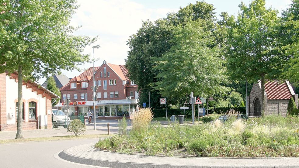 Hier ein Foto vom Hinrichtungsort in Friesoythe, heute Kreisverkehr mit St.-Florian-Kapelle (rechts), die von der benachbarten Feuerwehr für die 1928 abgebrochene Leo-Kapelle errichtet wurde. Foto: Martin Pille
