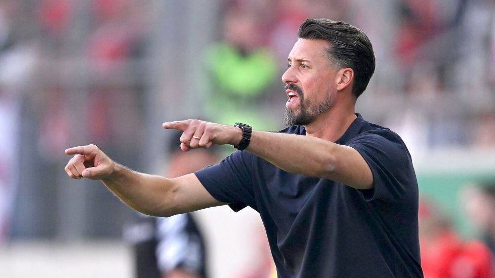 Feiert am Samstag seine Heimpremiere als Augsburg-Trainer: Sandro Wagner. (Archivbild) Foto: Hendrik Schmidt/dpa