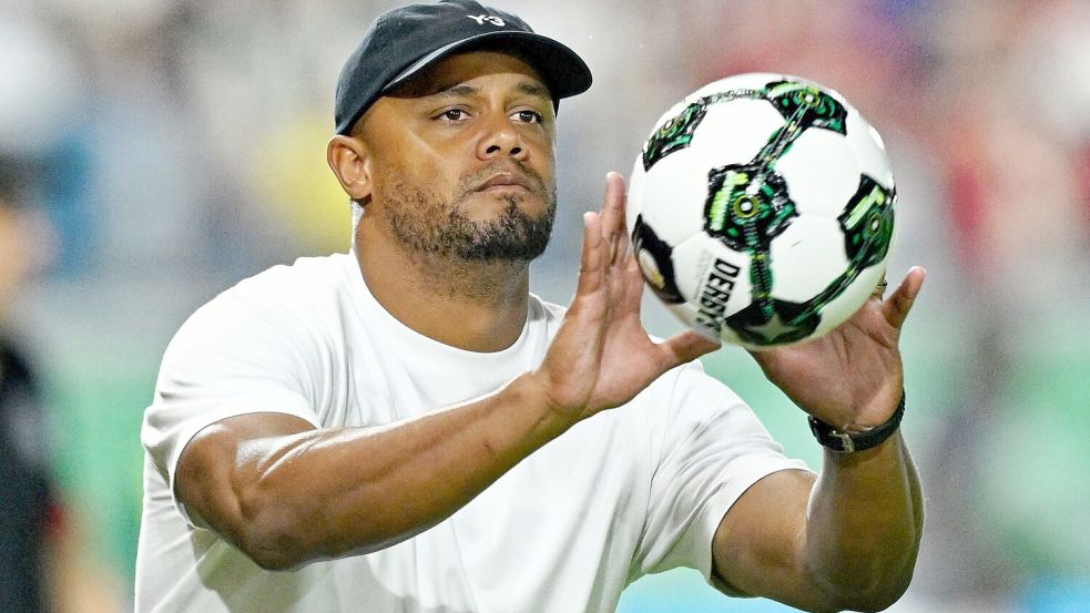 Tritt mit dem FC Bayern am Samstag in Augsburg an: Trainer Vincent Kompany. (Archivbild) Foto: Uwe Anspach/dpa