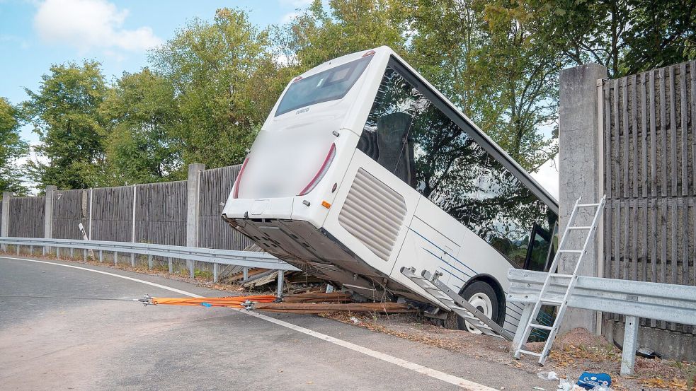 Der Bus brach in einer Kurve durch die Leitplanke und die Schallschutzwand. Foto: Lars Haubner/NEWS5/dpa