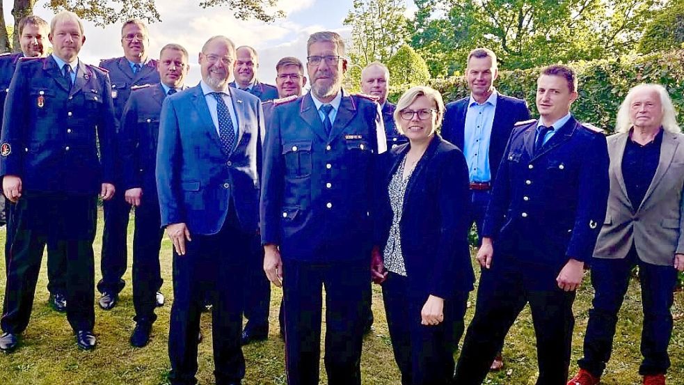 Das Gruppenfoto zeigt (von links): Daniel Gehlenborg, Jan Wasserthal, Edmund Hanekamp, Matthias Pörschke, Bürgermeister Thomas Otto, Timo Hinrichs, Lukas von Kadacsy, Hartmut Hanekamp, Kevin Heese, Janine Hanekamp, Christof Naber, Matthias Schulte und Georg Tebben. Foto: Thomas Giehl/Feuerwehr Saterland