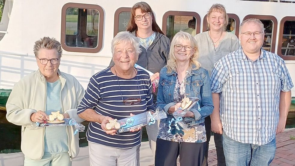 Vordere Reihe von links: Friedlinde Schoon, Annelie Hymmen-Selter, Erika Tinnemeyer (Siegerinnen Einzelwertung) und Heiko Tinnemeyer (Stadtradelkoordinator); hintere Reihe von links: Silke Tholema (Siegerin Team Fahrradradler) und Nicole Beck (Stadtradelkoordinatorin). Arno Wessels (Team Fahrradradler) fehlt. Foto: Gemeinde Ostrhauderfehn