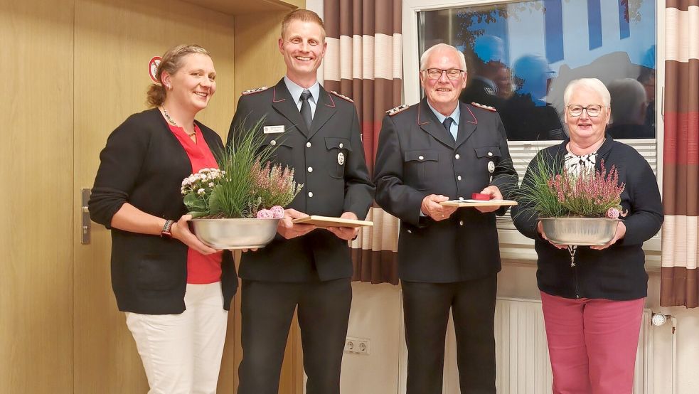 Hannes Betten (links) und Hinrich Edzard Follrichs (rechts) werden gemeinsam mit ihren Ehefrauen für ihre langjährige Mitgliedschaft in der Feuerwehr Steenfelde geehrt. Foto: Feuerwehr/Markus Bruns