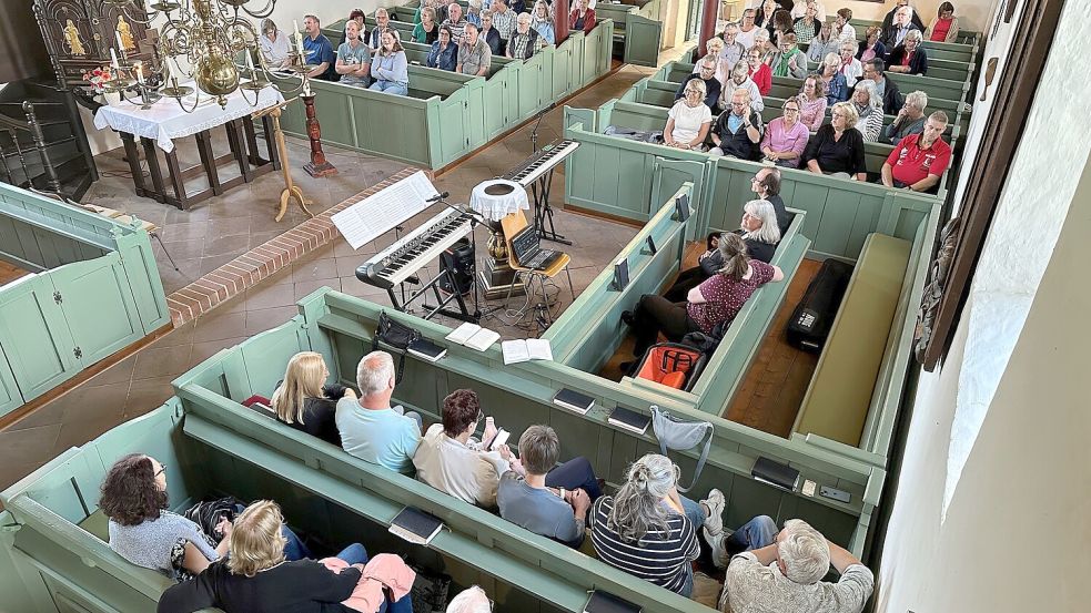 Musik der 80er-Jahre sorgte für besondere Stimmung beim Gottesdienst in Rhaude. Foto: Andreas Engel
