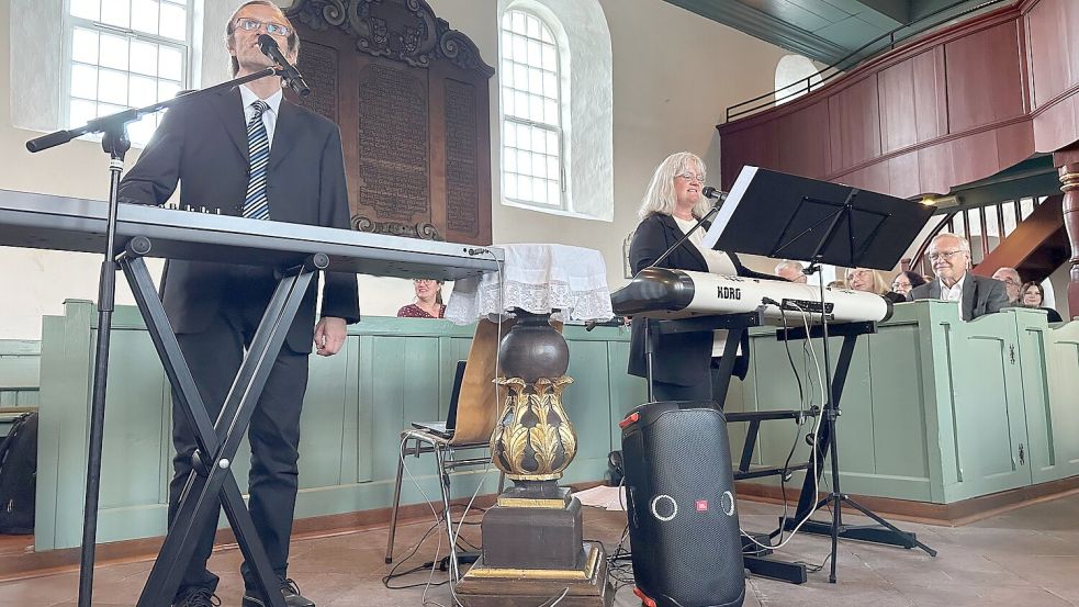 Kirchenkreiskantorin Heike Kieckhöfel und Thomas Lindner begleiteten den Abend musikalisch. Foto: Andreas Engel