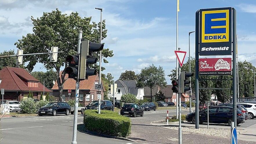 Die Hauptstraße in Ostrhauderfehn wird zwischen der Wreesmann-Kreuzung und der Aral-Tankstelle in Idafehn erneuert. Foto: Henrik Zein