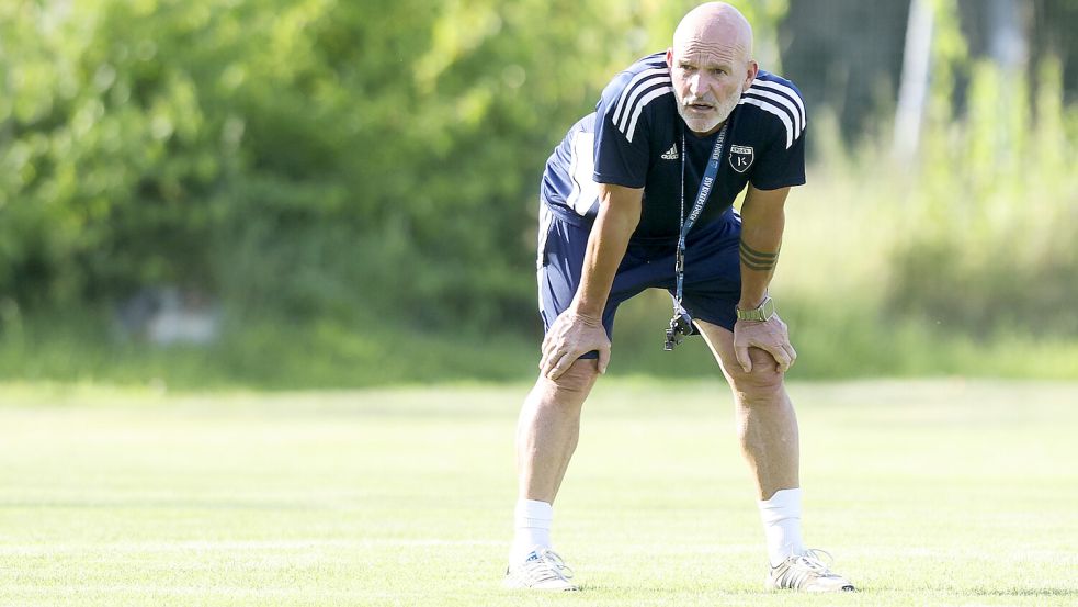 Stefan Emmerling erwartet gegen Phönix Lübeck eine Leistungssteigerung seiner Mannschaft. Foto: Jens Doden/Emden