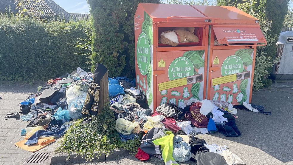 Liegen die Alttextilien draußen, verschmutzen sie und werden nass, so wie hier bei der Grundschule Rajen. Foto: Silvia Bunger/Privat