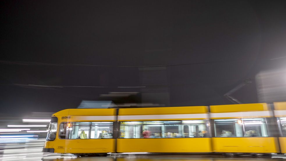 Nach dem Messerangriff in einer Straßenbahn in Dresden wurde seit Freitag nach dem mutmaßlichen Mittäter mit einem Foto gefahndet. Foto: dpa/Robert Michael