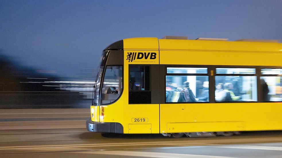 In der Dresdner Neustadt kam es in der Nacht zu Sonntag in einer Straßenbahn zu einem Messerangriff. (Symbolfoto) Foto: Sebastian Kahnert/dpa