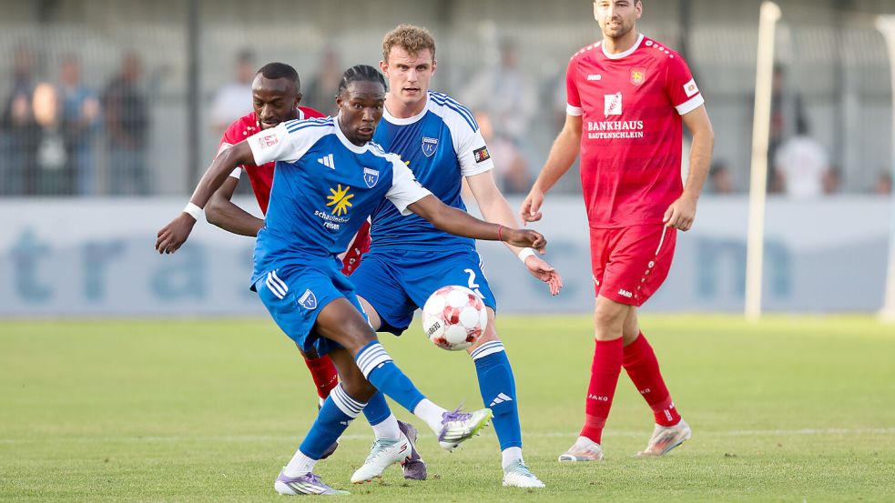 Michael Igwe (am Ball) und Felix Göttlicher wollen mit Kickers Emden am Samstag einen Heimsieg einfahren. Foto: Jens Doden/Emden