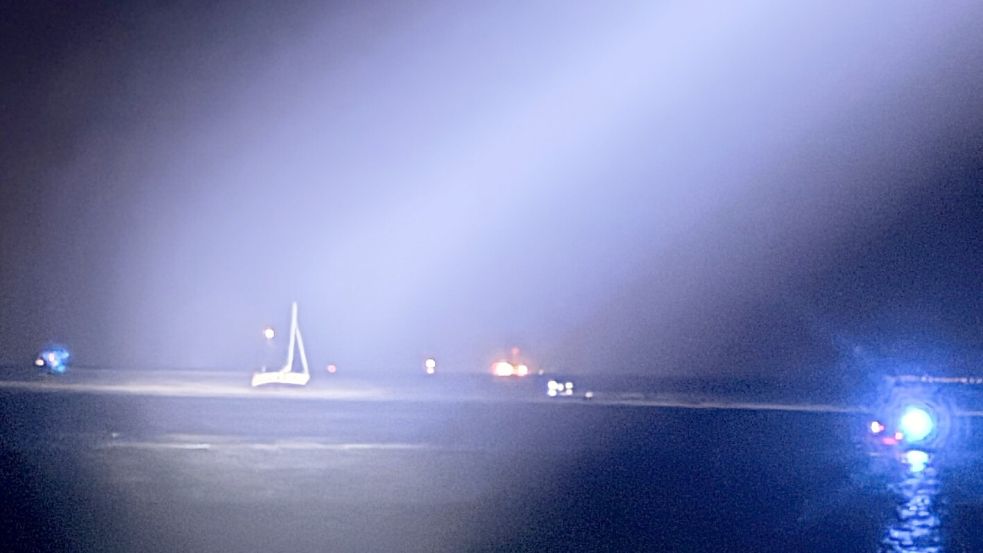 Der Seenotrettungskreuzer Eugen (Norderney) und das Seenotrettungsboot Otto Diersch (Norddeich) leuchteten die Unglücksstelle aus. Ein Schlauchboot der DLRG Norderney kam dem Havaristen bei niedrigem Wasserstand zu Hilfe. Foto: Die Seenotretter – DGzRS
