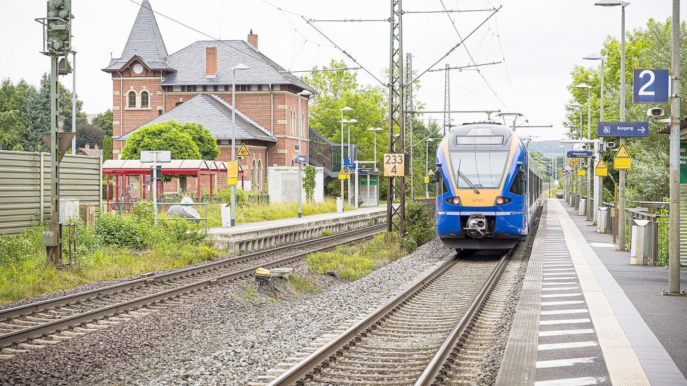 Die Ermittlungen zum Geschehen am Bahnhof Friedland dauern an. Foto: Moritz Frankenberg/dpa