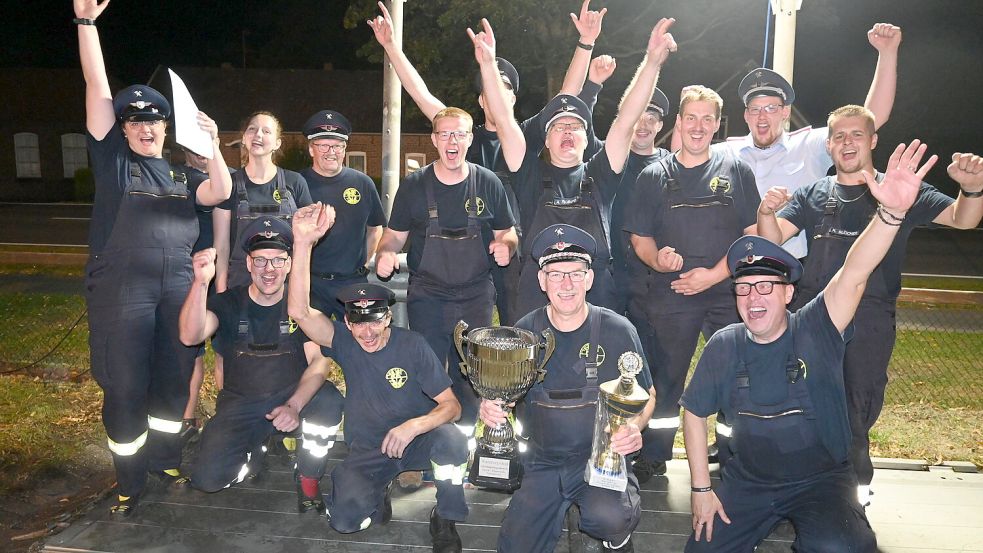 Titel verteidigt: Stolz präsentiert Folmhusens Gruppenführer Berthold Funk den Sieger- und Wanderpokal. Foto: Holger Weers